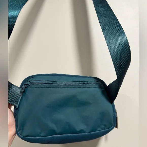 Lululemon Everywhere Belt Bag Velour 1L - Picture 10 of 16